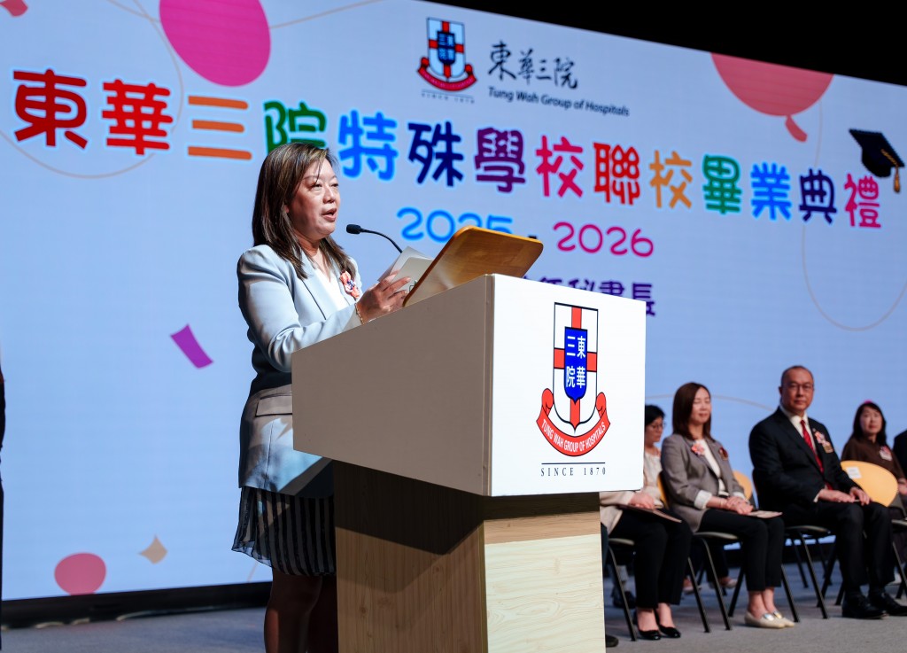 图二为主礼嘉宾教育局常任秘书长陈颖韶太平绅士于毕业典礼上致辞。