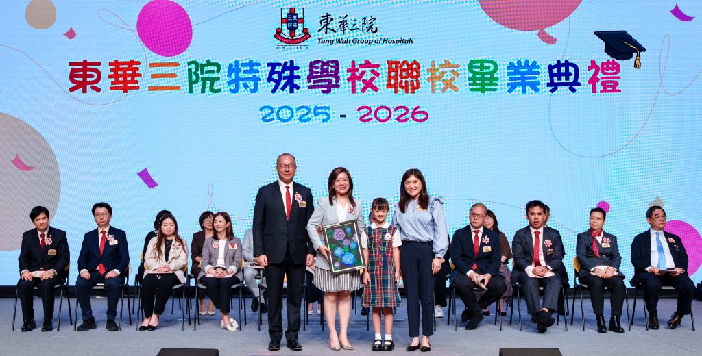 图四为本院副主席暨学务委员会副主任委员杨燕芝太平绅士(右一)致送纪念品予主礼嘉宾教育局常任秘书长陈颖韶太平绅士(左二),由曾庆业主席(左一)及毕业生代表陪同。